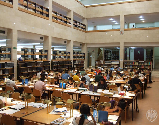 Biblioteca de la Facultad de Geografía e Historia de la UCM, sala de lectura
